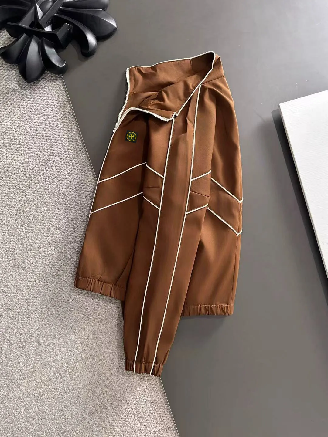 Next day shipping P720 Stone lsland/stone island high quality 2025 autumn and winter new casual heavy industry suit exclusively developed by yb! High quality production! The top version of the trading company channel order, external orders for imported custom fabrics, high breathability and comfort, impeccable details, absolutely worth buying! This type of suit is also a must-have for lazy people. You don’t have to think about how to match it, you can just get it in one set! Brand element design concept, delicate and soft feel! It presents a casual cut and the upper body shape is great! On sale simultaneously on the official website! From a high-end men's positioning brand, the low-key luxury taste is irresistible! Exquisite workmanship and impeccable quality! The overall style is simple, fashionable and timeless, fully meeting the requirements of stylish and tasteful dressing! Size: M to 5XL (or state your height and weight when placing an order)